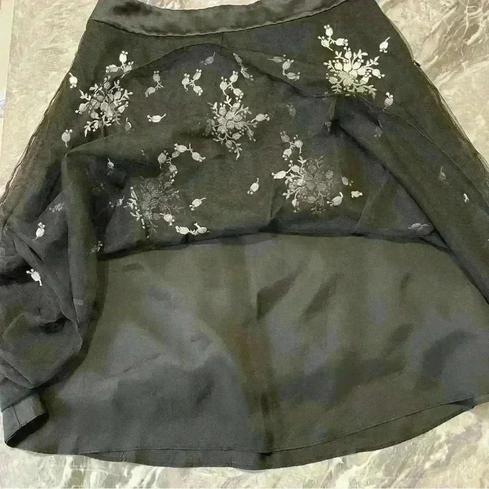 NWOT Ann Taylor Black - White Floral Flare Whit Embroidered Flowers Skirt Size 6 - Picture 11 of 11